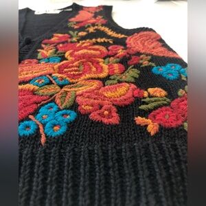 Embroidered festive fall floral pattern knit vest by Knit Stiches VTG 80's Small